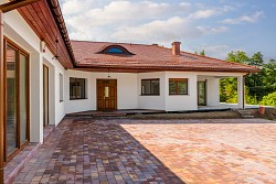 Nieruchomoci Bielsko-Biaa Parterowy dom z ogrodem zimowym, stawem, z dua zagospodarowan dziak, widoki na gry