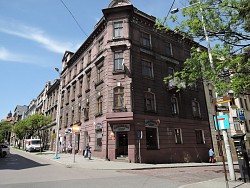 Nieruchomo�ci Bielsko-Bia�a Do sprzedania �adna Kamienica w �cis�ym centrum, w tym 7 mieszka� i 3 lokale